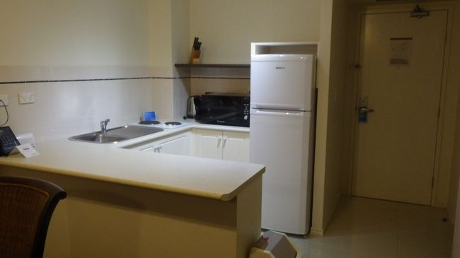 キッチン。<br />食器、調理用具、レンジ、トースター、湯沸しポットなどの電化製品も揃っています。<br />3泊だったので、朝食を2回作って食べただけでした。<br />長期滞在にはよりよいですね。