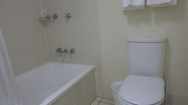 バスルーム。<br />浴槽も広くゆったりは入れます。<br />シャワーは固定式です。