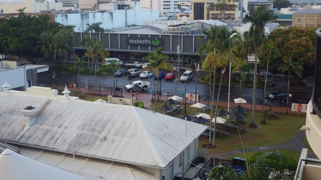 ベランダからスーパーが見えます。<br />この後、スーパーで明日の朝食とお土産を買いました。<br /><br />ケアンズも夜は涼しいです。<br />長袖Tシャツにパーカーを羽織りました。