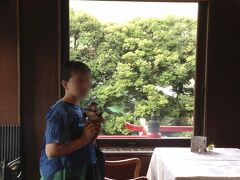 4時からの、ホテル見学ツアーに参加しました。
外国からのお客様の為のホテルのメインダイニング＜ザ・フジヤ＞
日光東照宮等をお手本に、日本らしい趣向を凝らしているんだそうです！