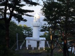 ５時近くなってしまったので、この日に北山崎に行くのは諦めて、二日目の宿泊地 国民宿舎くろさき荘に行くことにしました。
せっかく晴れてきてもったいないので、黒崎灯台へ。
灯台近辺を歩いていると、あっちの方に望遠鏡もある展望台があると、通りがかりのおじさんが(多分、国民宿舎の関係の人)教えてくれました。