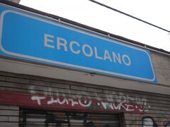 帰りに「エルコラーノ」という駅で下車

ポンペイと同じく壊滅した町の遺跡があるところです