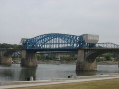 テネシー川にかかる「ウォルナット ストリート ブリッジ 」です。古い橋で、現在は歩行者専用です。