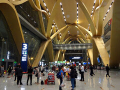 上海から乗った飛行機は午前0時過ぎ、昆明空港に到着。
預け荷物を受け取って到着ロビーに出てきました。

今年6月28日（2012年）に開港したばかりの新空港ターミナルなのでピカピカですが、ショップなども少なく深夜になると店じまいするところも多く、利便性に乏しい空港。
それに、プライオリティパスカードが使える空港ラウンジがないのは残念。
