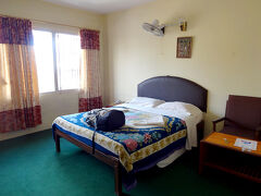 タメル・チョークの西に位置する、パクナジョル・マルグ（マルグ＝通り）沿いにある「Kathmandu Madhuban Guest House」の部屋。

予約は狭いシングルルーム（1泊\1100）でしたが、1泊目だけはこのダブルベッドの部屋を割り当てられました。