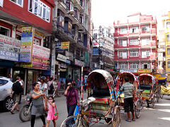 タメル・チョーク（チョークとは道が交差する所、広場のある交差点、又は中庭などを意味する）。
このあたりにはサイクルリキシャが待機し、ポリスがいつも警備していました。