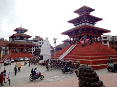 ダルバール広場中央にあるのが、1690年に建造された「シヴァ寺院」。

このシヴァ寺院は「シヴァ信仰を表すインド・シカラ様式の白い像と、仏教建築によく見られる装飾が施された屋根があり、ヒンズー教と仏教が融合した珍しい建造物です」とのこと。

※このたびの地震で3重の塔は崩落してしまい9段の基壇部分を残すのみ。左に見える「ナラヤン寺院」も倒壊したとのこと。