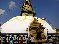 丘の上に建つスワヤンブナート寺院。
ストゥーパ（仏塔）にはネパールでおなじみの、四方を見渡すブッダの知恵の目（ブッダアイ）が描かれています。

その周りにはマニ車が連なり、人々は右回り（時計回り）にマニ車を回していき、回転させた数だけ経を唱えるのと同じ功徳があるとされているそうです。
信心の足りない私でも功徳があるのかな、と思いながらストゥーパの周りを歩きながら一通り回してみるとかなり手が汚れてしまいました。