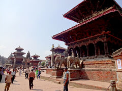 パタンのゲートから歩いて20分弱、旧王宮のダルバール広場に着きました。

世界遺産や歴史的建造物に接しても、その価値をたいして理解できるわけでもない私ですが、カトマンズ近場の見どころとしてやってきました。

正面入り口に2頭の象を配した、シヴァ神を祀る「ヴィシュワナート寺院」。