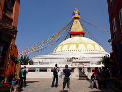 食堂の主人が言うよりは時間がかかりましたが、途中何度か人に道を聞きながら、約25分かけてネパール最大のストゥーパ（仏塔）があるボダナートにたどり着きました。