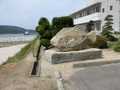 道の駅 伯方S・Cパークにある建物と魚の石像