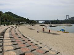 伯方ビーチと伯方大島大橋。
前回渡った伯方大島大橋が見えます。