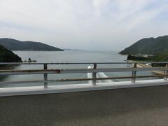 右が伯方島で左が大三島で、
狭い鼻栗瀬戸にかかる大三島橋は328m長です。
