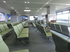 JALとANAのゲートが並んであります。
羽田に帰ります。