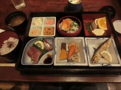 ヱビス水産の弁当。
ととかか の主人夫婦に連れて行ってもらいました。
ずいぶん混む店のようです。
翌々日の昼のランチです。