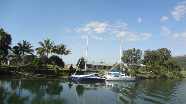 まず川を30分くらい下ります。<br />船の中で予定や注意事項などの説明がありました。<br />川にはワニがいるそうですが、見ることは出来ませんでした。<br />天気は良かったけど、船がスピードを上げると、寒かった。<br />私は船内の風が来ないところに非難しました。<br />夫はずっと屋外にいました。