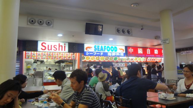 夕飯を食べに、ナイトマーケットに行きました。<br />アジア食が多かった。<br />