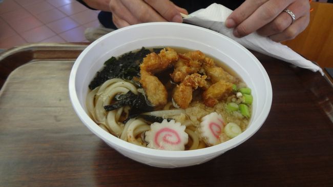 夫はから揚げうどんを、私はフィッシュ&amp;チップスを食べました。<br />どちらも10ドルくらいです。<br />うどんは、出汁がきいていて美味しかったです。<br />