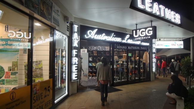 ホテルの隣りにあったお店。<br />UGGの店。<br />シープスキンのブーツを夫に買っていただきました。<br />ケアンズのお店は、どの店もほとんど日本人の方がいて対応してくれます。<br />この店の店員さんも、足の形にあったブーツを選んでくれて親切でした。<br />ブーツは手作りなので微妙に履き心地が違うそうです。<br /><br />ケアンズ2日目終了。<br />明日はキュランダ村に行きます。