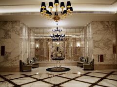 【 The Ritz-Carlton Macau, Lobby 】

https://www.ritzcarlton.com/en/hotels/china/macau

リッツカールトン・マカオ(澳門麗思卡爾頓酒店)のグラウンド・フロア(日本式に言うと1階)のエントランスです。