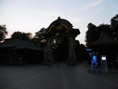 動物園前

熊が光ってました。

入口、中国風なんだけど、「門を支えている象が多摩動物園と一緒だな」と思った。

結局、今日は、ホテルまで歩いて帰りました。

ベルリン最後も無事に終わり！！

日本の列車、優秀です！！