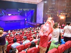 タンロン水上人形劇場へ
自由席で一人20,000ドン
17時頃だけど満席近かった。