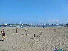 明るい時間に海の公園に、
まだ、若い人たちがビーチボールを
楽しんでいます。

いつもの海岸から１ｍほど高いところに
場所を確保。