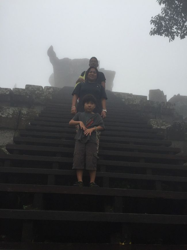 遺跡の階段に上がって 写真を撮ると 綺麗です。<br /><br />プリアヴィヒア遺跡へ行ったら アンコールワットタクシードライバーアートにご連絡ください！<br /><br />メール: ongart265@gmail.com<br />電話(855)17673242<br />ラインIDath11