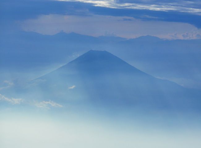 遅れたが夕方の光の中に富士山とそのむこうの山々がきれいだった．