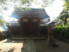 光明院表門
非常に古い木造の門です。