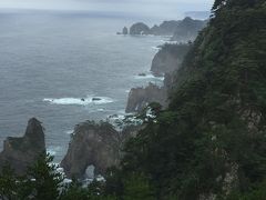 その日の予定を考えました。
天気予報は曇り時々雨。
走っている三陸鉄道北リアス線も見たい。
でも、とりあえず雨の降らないうちに北山崎に先に行くことにしました。
これは、第一展望台から、iPhoneの望遠で撮った風景です。
前日の黒崎展望台も、階段があったので、出来れば階段は避けたいところです。