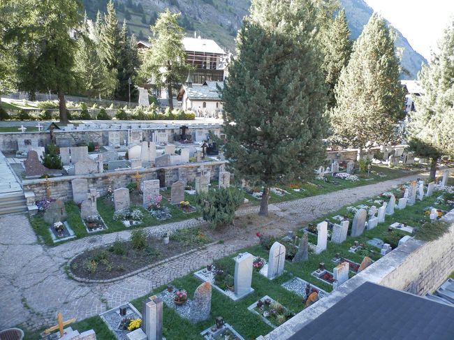 (ﾟOﾟ;ｱｯ!<br />お墓！<br /><br />ついでにお墓参りをしていくの！<br />