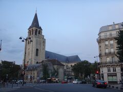 宿泊はサン・ジェルマン・デ・プレ地区。落ち着いた街並みです。パリは緯度が高く９時くらいまで空が明るい。