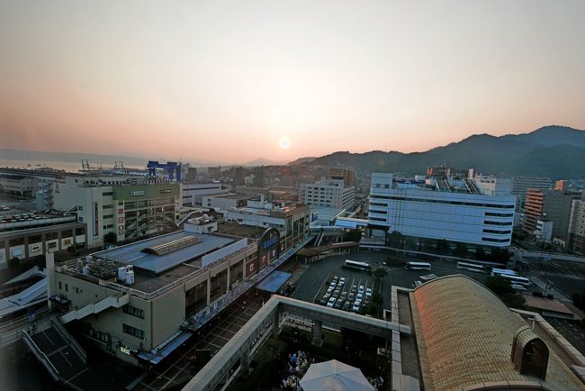 1835　部屋からの呉駅方向の眺望　日没だ