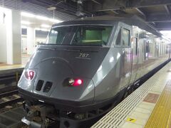 2日目です！
▼福岡編からの続きになります。
http://4travel.jp/travelogue/11048886

この日は博多駅からスタート！特急かもめに乗って、長崎に向かいます。
待っていると、隣に別の特急が！！