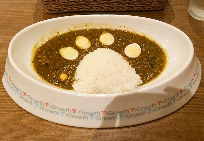 お昼ご飯は猫カレーをいただきました。<br />お皿も餌入れっぽいのはワザと？？<br /><br /><br /><br />と、ならまちのメインのもちいど商店街で<br />猫を１匹だけ発見Σ(￣□￣;)<br />でも物凄いスピードでシャッターチャンス<br />全然なかった〜(｀;ω;´)<br />