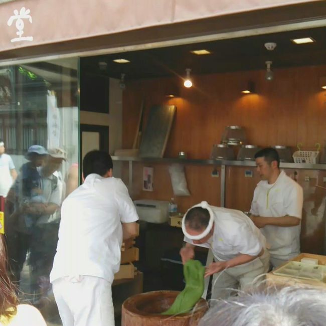 ＴＶチャンピオンで有名な中谷堂。<br />まさか見れると思ってなかった<br />高速餅つきまで見れました〜((〃∀〃))<br />