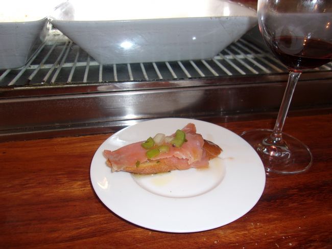 翌日午後のバスの出発前も昼食を<br />ここでいただくことになる。<br /><br />昨日、今日と3回連続でサンセバスチャンで<br />ピンチョスを味わうことが出来た。<br /><br />ただ残念なことに今日もチピロネスの水揚げは<br />なかった。<br /><br />サンセバスチャンにはもう一度来なくては<br />いけないかも（チピロネスのために！）。