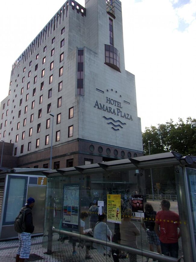 バスは昼前にサンセバスチャン<br /><br />のバスターミナルへ到着した。<br /><br />雨はもう土砂降りになっていた。<br /><br />この状態で観光情報センターを<br />探して歩くのは大変だ。<br /><br />バス停の横を見ると大きなホテルが見えた。<br /><br />取りあえずこのホテルに泊まろうとホテルの玄関ドアを<br />くぐった。<br /><br />（写真はこのホテルだが、翌日に写真を撮ったので<br />　雨は降っていない）<br /><br />ホテルはHOTEL AMARA PLAZAだ。