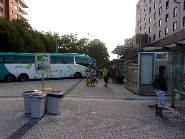 28日にはスペインとフランスの国境を越え<br />フランスのバヨンヌの町までバスで行く。<br /><br />8月2日にバヨンヌからTGVでパリのモンパルナス駅<br />に行き、翌日はドゴール空港からイスタンブール経由で<br />日本へ帰国する予定だ。<br /><br />暫く日にちがあるので体と心のリハビリをしながらゆっくりと<br />前に進んで行こう。<br /><br />毎日、しっかり食べて飲んでいるのでせっかく減量した体重が<br />みるみるもとに戻って行くようだ。<br /><br />家内にカミーノ減量の効果を見せられないのが残念。