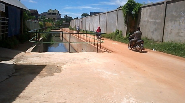 シエムリアップ市内の排水管です。<br />http://plaza.rakuten.co.jp/bunrath 