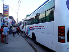カンティ・パト道路沿いのポカラ行きツーリストバス乗り場には、10数台のツーリストバスが停まっていて、自分の乗るバスを探すのに一苦労しました。