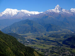 宿を出て2時間20分、8時20分にサランコットの丘（1592m）に到着。
標高約800mのポカラの町からなので実質は約800ｍ登っただけですが。

ポカラの町から北へ直線で約30kmに位置する△のとんがり山マチャプチャレ（6993m）が眼前に見えます。
そして左側にアンナプルナ?（8091m）とアンナプルナ・サウス（7219m）が眺望できます。