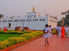 聖園の中に入ると、まず目に付くのが白い建物のマーヤー聖堂（仏陀の生母、摩耶夫人の名を冠した聖堂）。