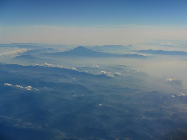 駿河沖から富士山を見る　南アルプスの山々などが重層を成している