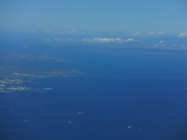 千葉側から東京湾アクアラインをのぞむ．羽田定刻0900到着　タクシーで仕事場へ，午前中の仕事を少し遅れて開始