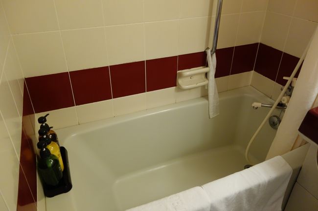 お風呂がなぁ〜。<br /><br />リニューアルしたと聞いたから、期待してたけど、ユニットバスのまま。<br /><br />部屋の広さからは、今更無理なんだろうけど、きつい。<br /><br />新しい棟は、違うかも・・・