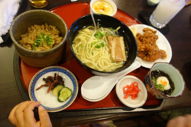 夕食は、ホテル内の舟蔵で・・・<br /><br />子供は、八重山定食。<br /><br />大人は、お酒とコース料理を食べました。<br /><br />また、写真忘れました。<br /><br />ここは、居酒屋さんみたいだから、飲みながらいろいろつまんでもいいかも・・・<br /><br />途中三線で歌うお姉さんも登場。<br /><br />みんな、聞いてあげようよ〜。