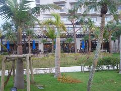 朝食前に中庭を散策。

結構広いです。

目の前も海だけど、残念ながら入れません。