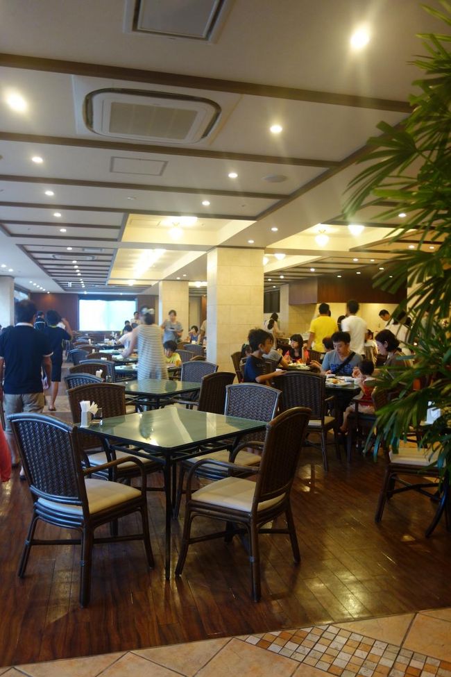 朝食会場です。<br /><br />パンがおいしかった。<br /><br />ソフトクリームの機械もあって、子供たちが楽しんでいました。